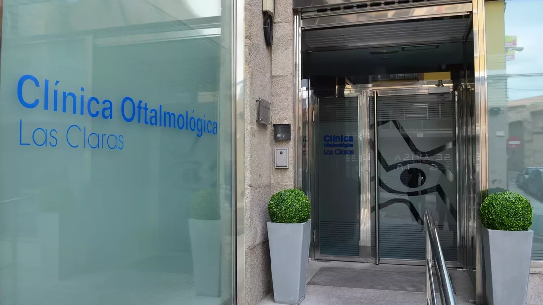 Entrada de la Clínica Oftalmológica Las Claras en la calle Hortaleza
