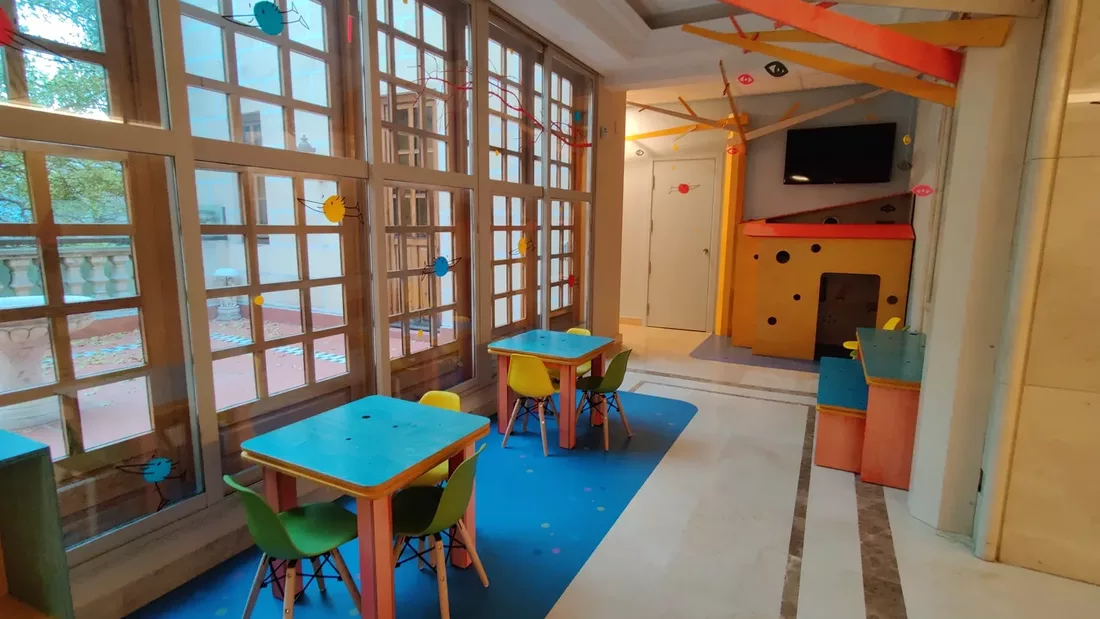 Sala de espera infantil de la Clínica Pediátrica Las Claras en la calle Zamora