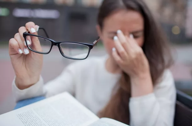 El estrés laboral en la salud visual