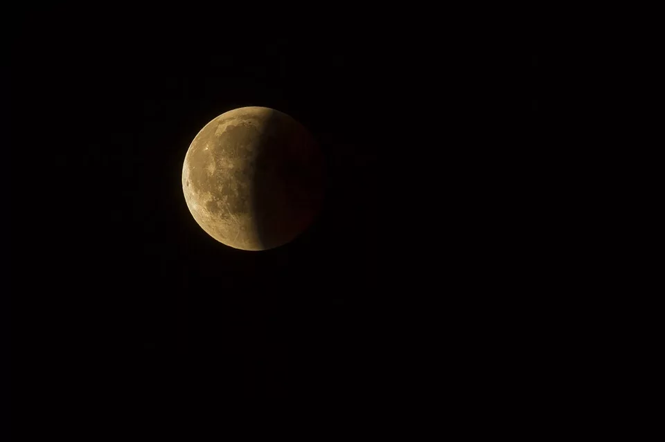 Por qué al mirar un eclipse lunar no hay riesgo de dañar los ojos
